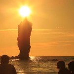 北海道余市町の奇岩ローソク岩に朝日が灯る幻想的な風景